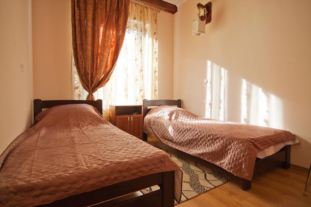 Uyutniy Hotel Одеса Стая снимка